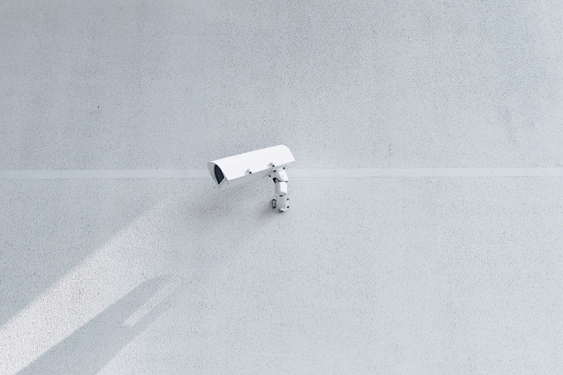 Cámara de videovigilancia en la pared exterior de un edificio