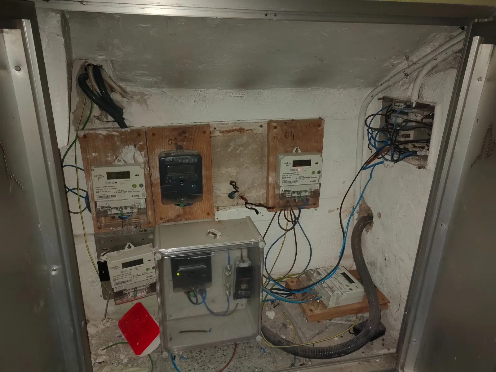 Contadores antiguos en un armario metálico