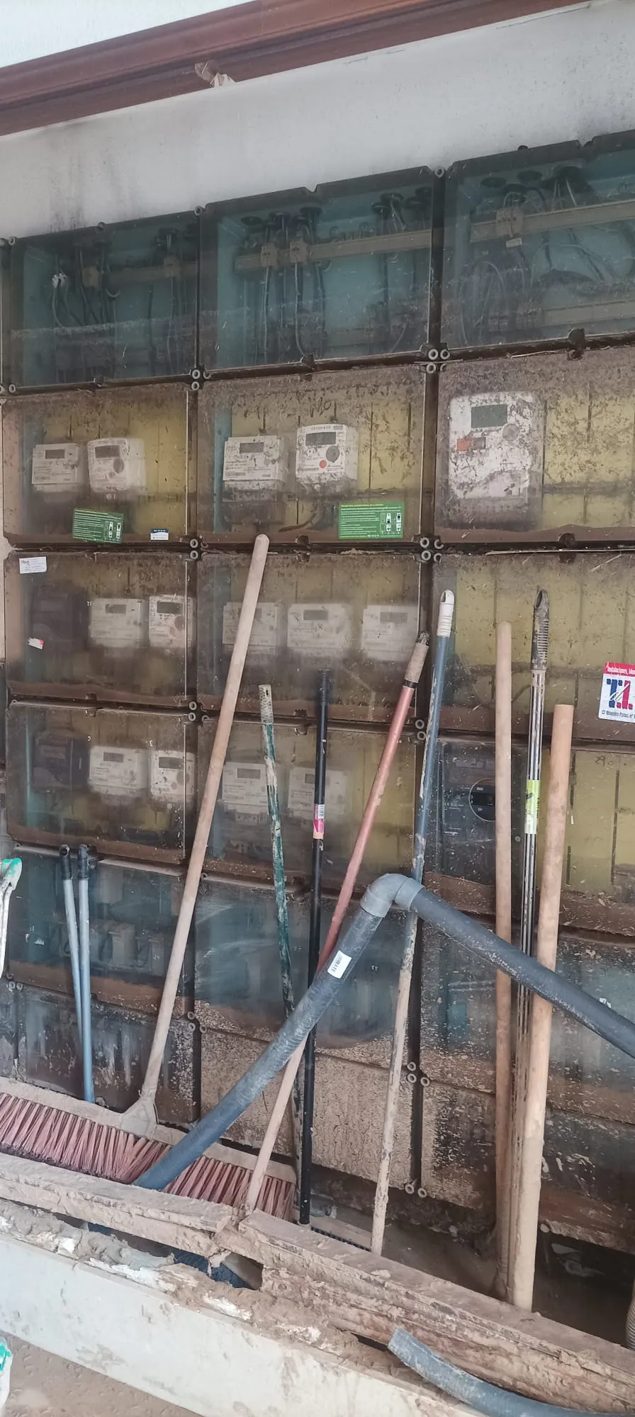 Centralización de contadores con barro tras una inundación
