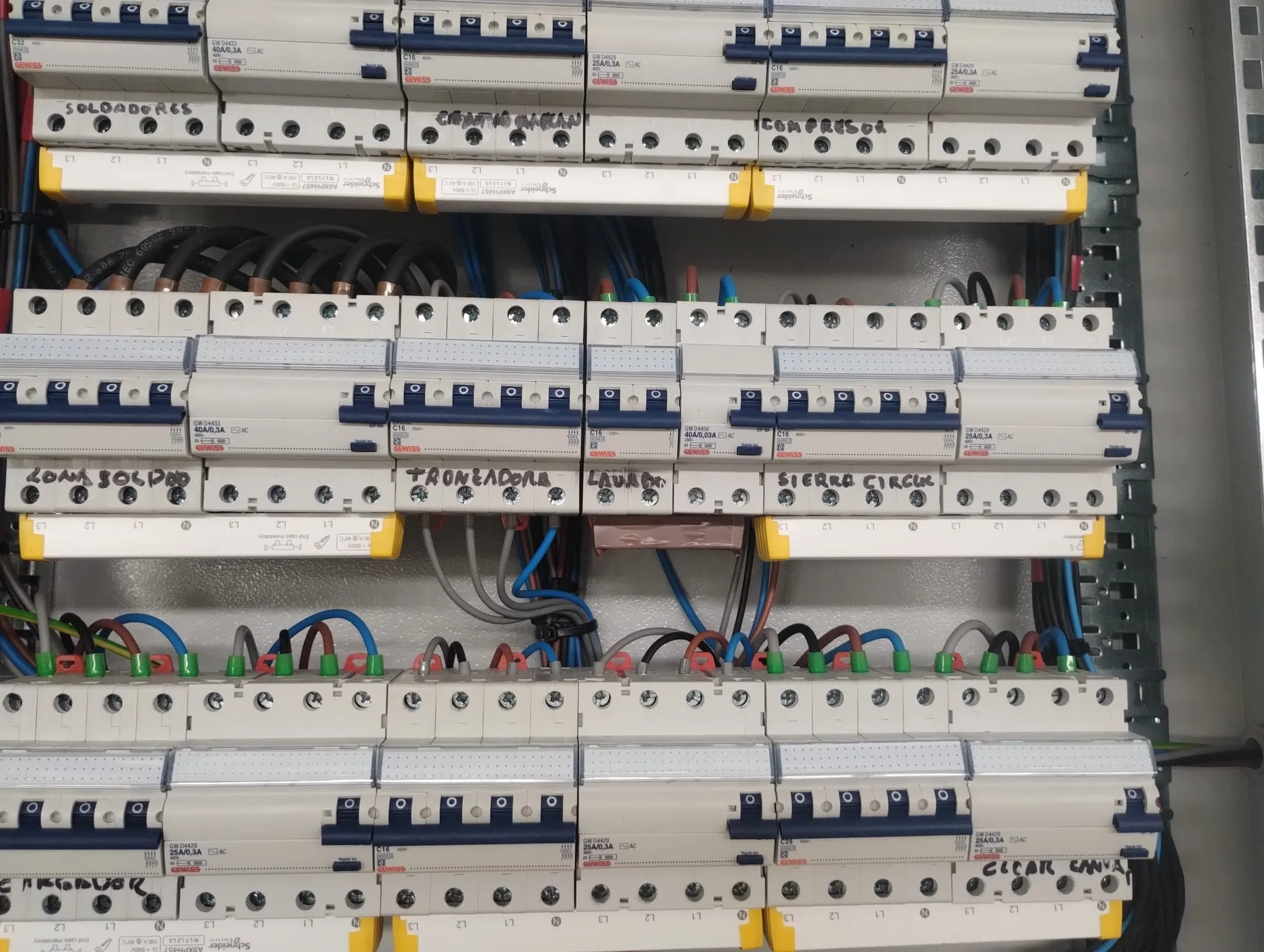 Cuadros e instalaciones