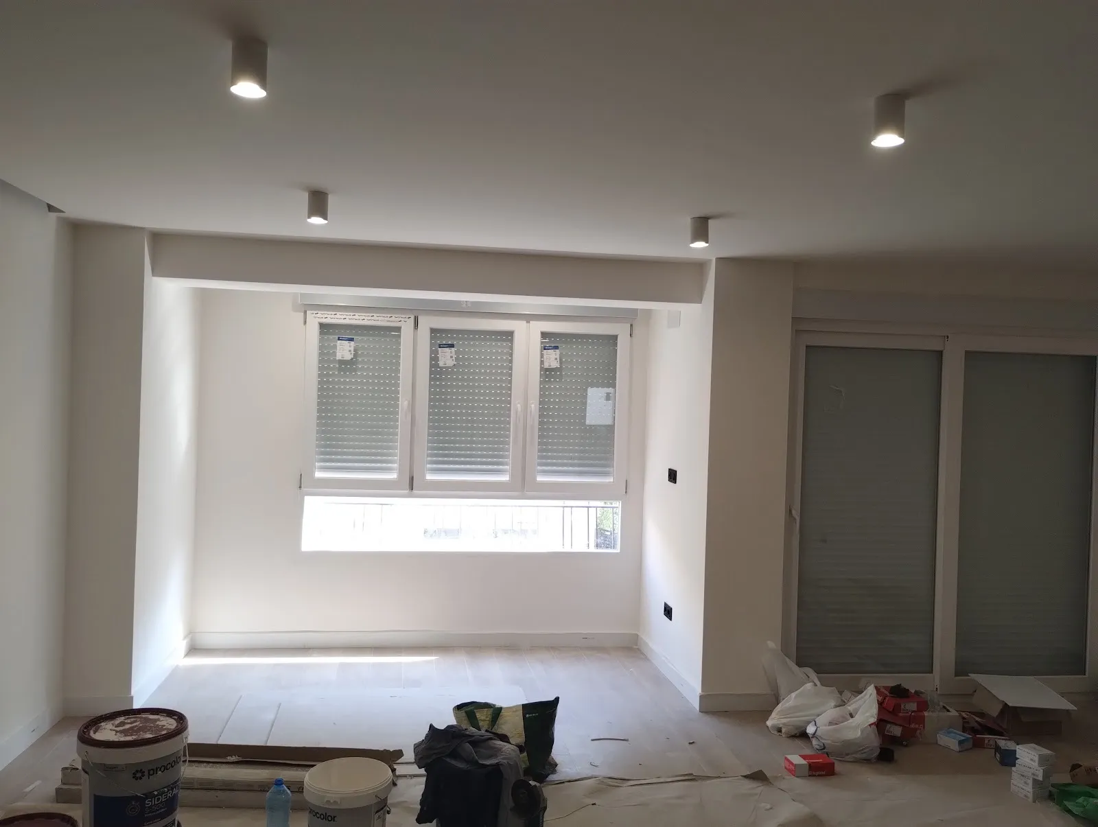 Salón con focos LED empotrados en el techo