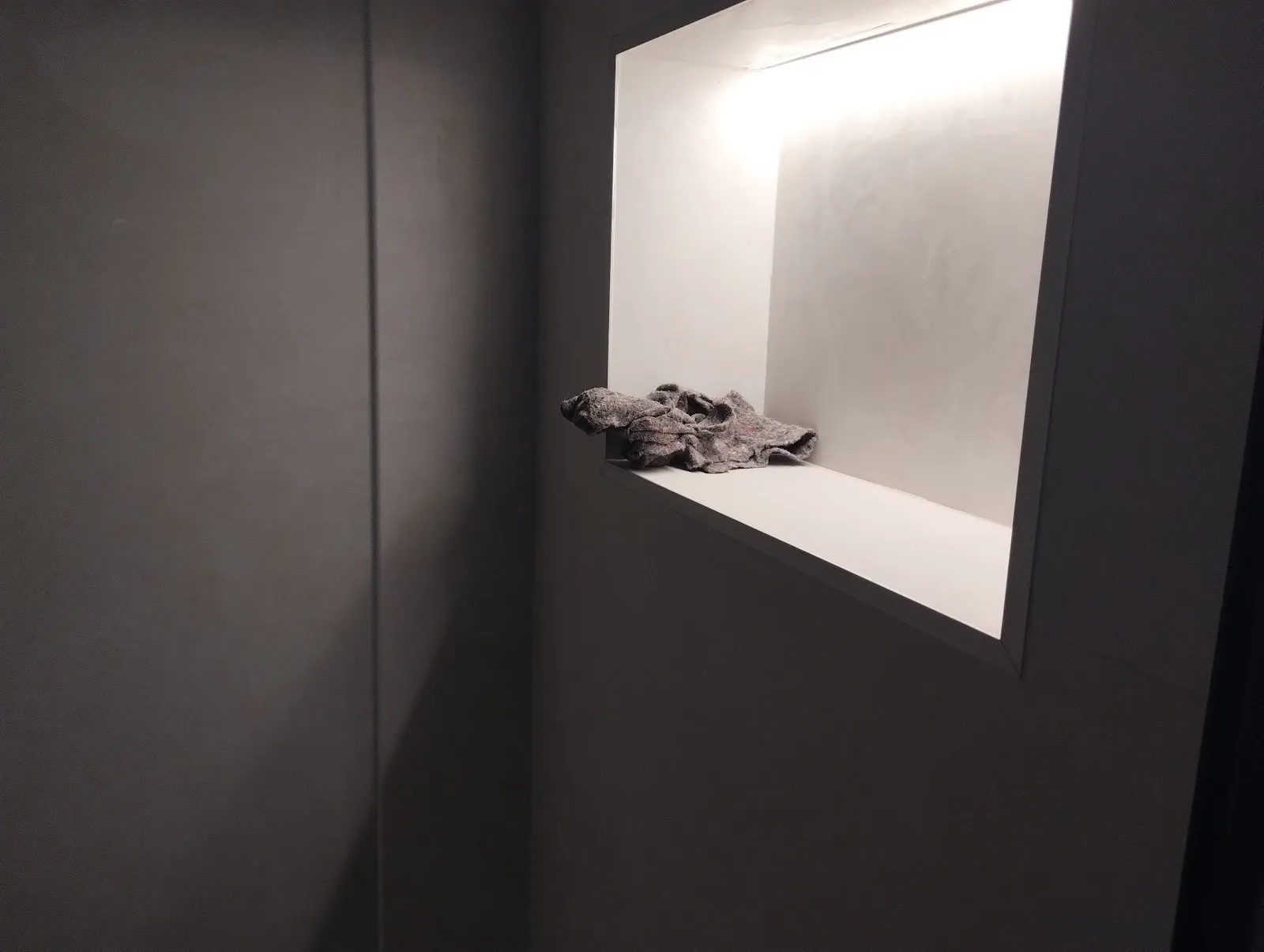Hornacina en la pared iluminada con LED