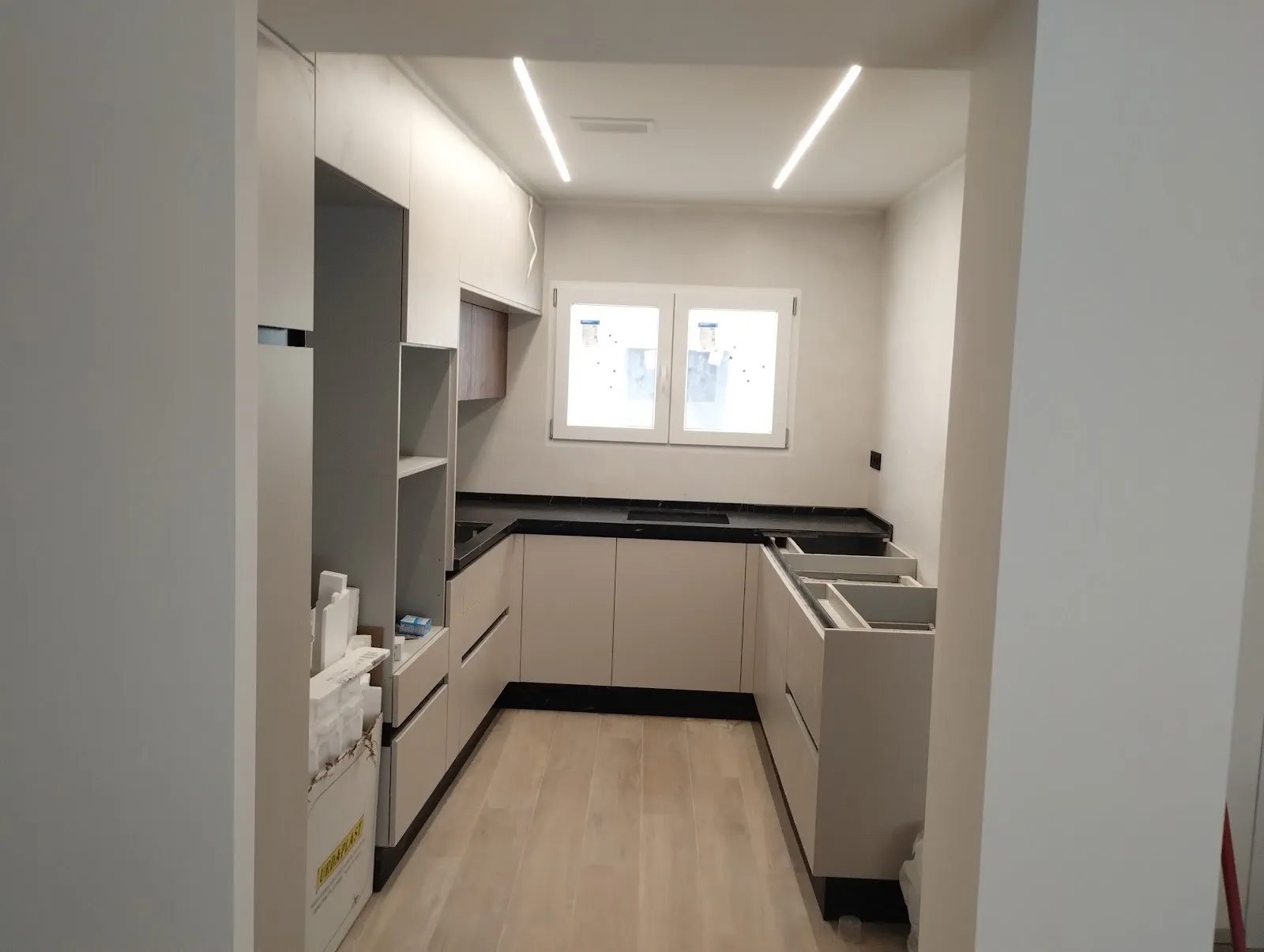 Cocina con líneas de luz LED empotradas en el techo