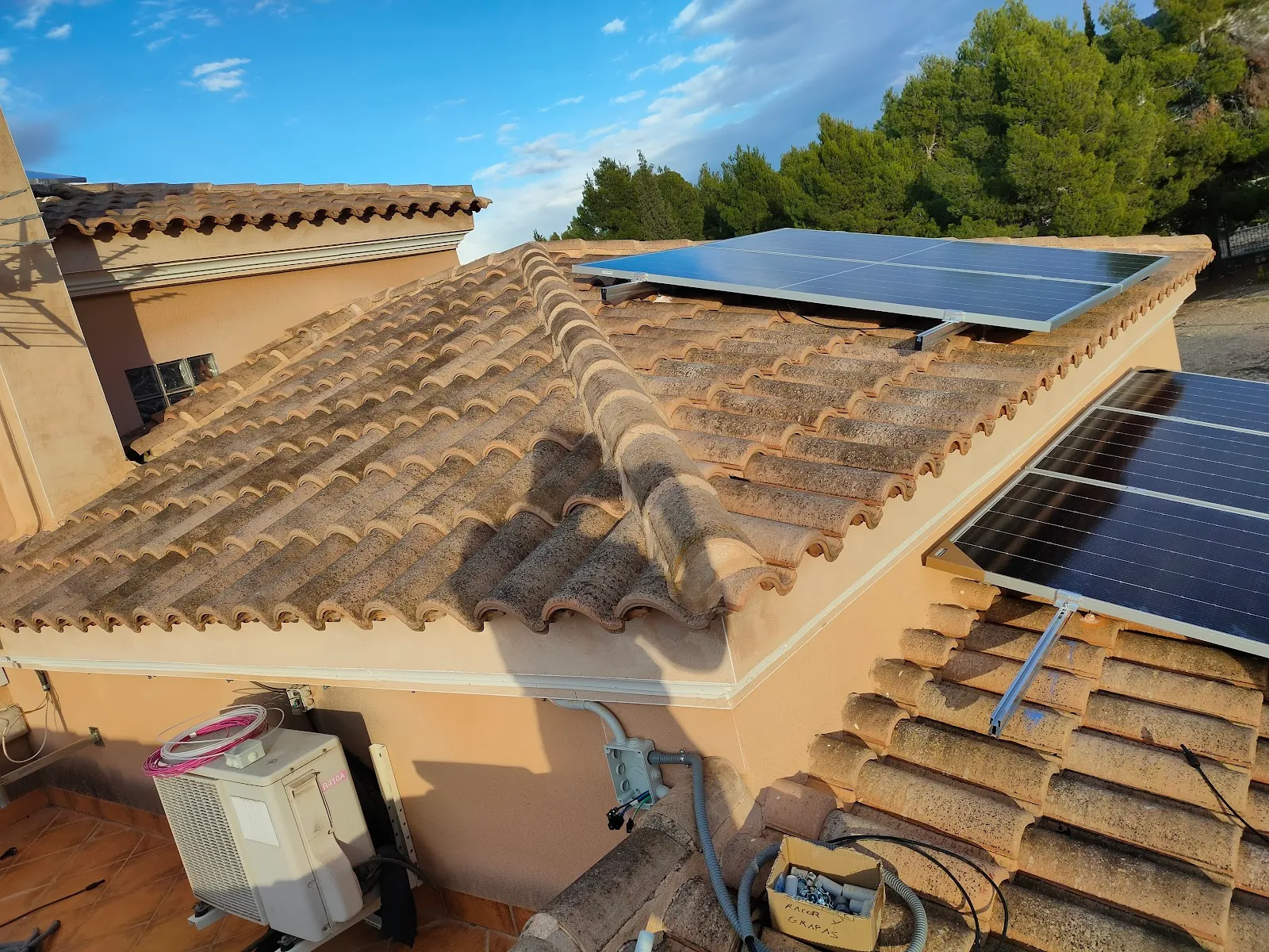 Placas solares en el tejado de un chalet