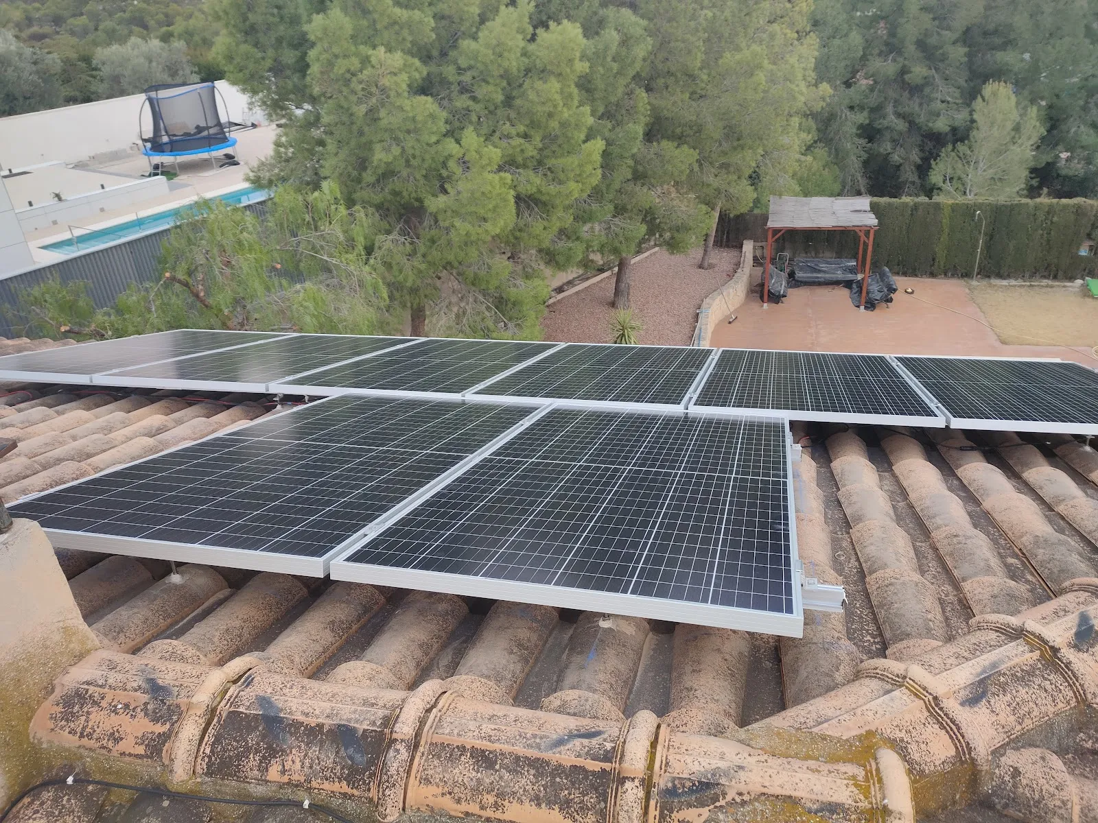 Placas solares en un tejado de teja